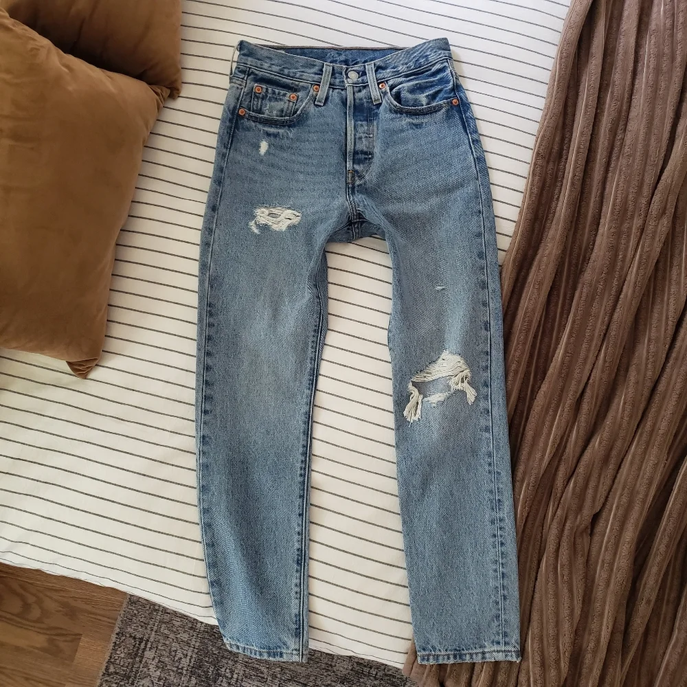 💙Premium 501 Levi's Skinny Ripped Jeans 24 X 28 $98💙 - Picture 3 of 8